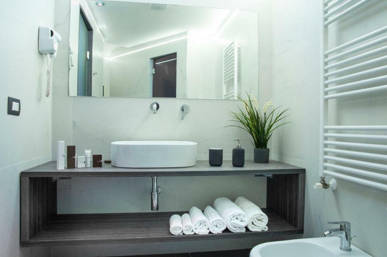Umberto I° Suite & Spa Наполи Екстериор снимка